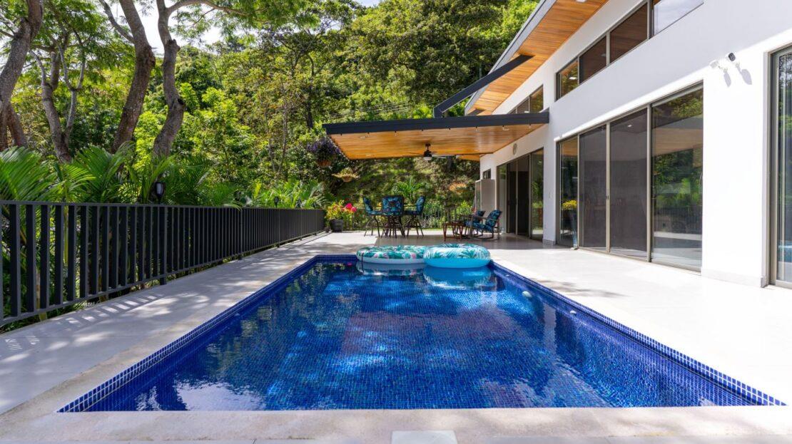 0000 Modern gem in the natural setting