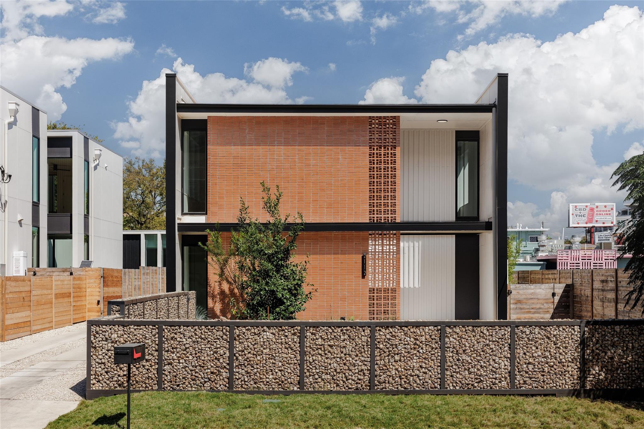 2112 Lawnmont