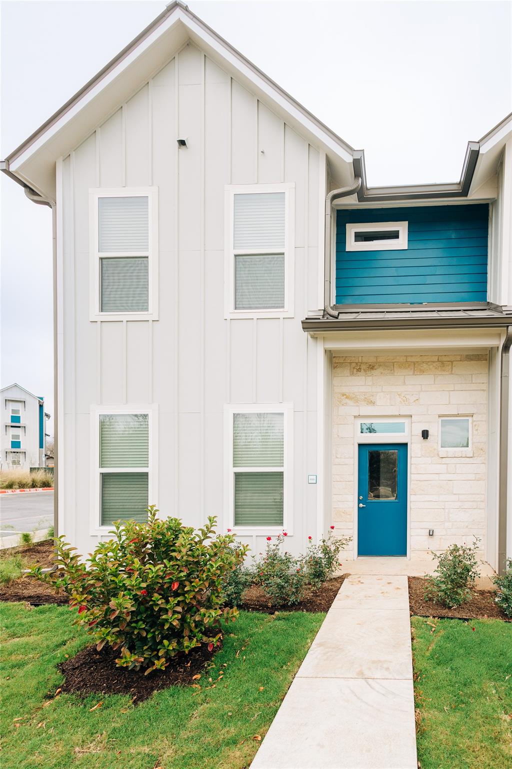 7051 Meadow Lake
