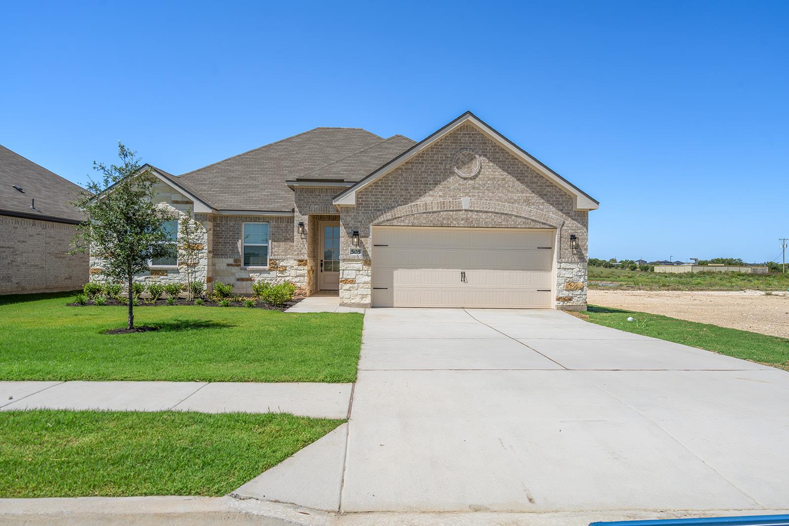 513 W Luna Blue