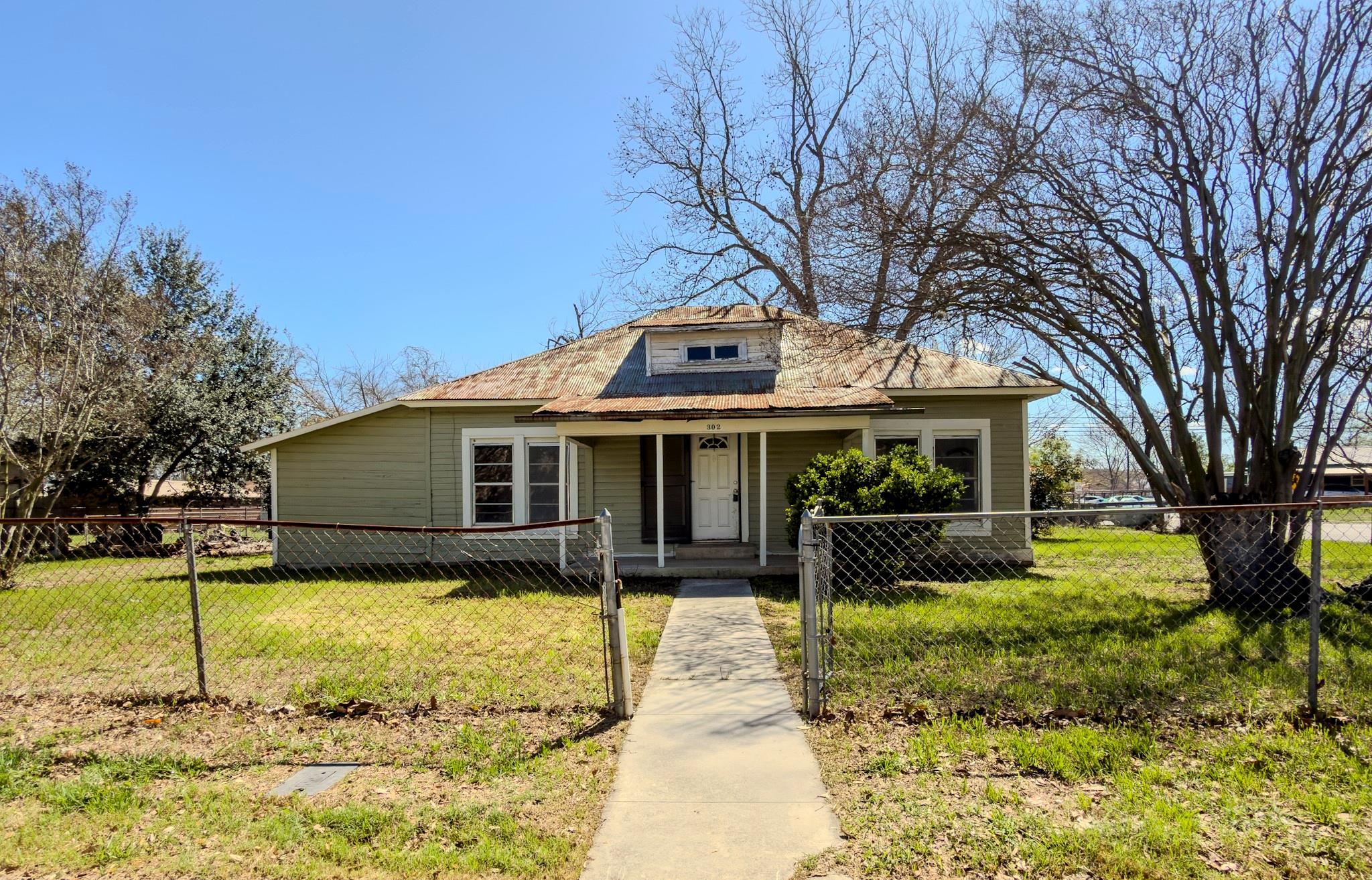 302 Crockett