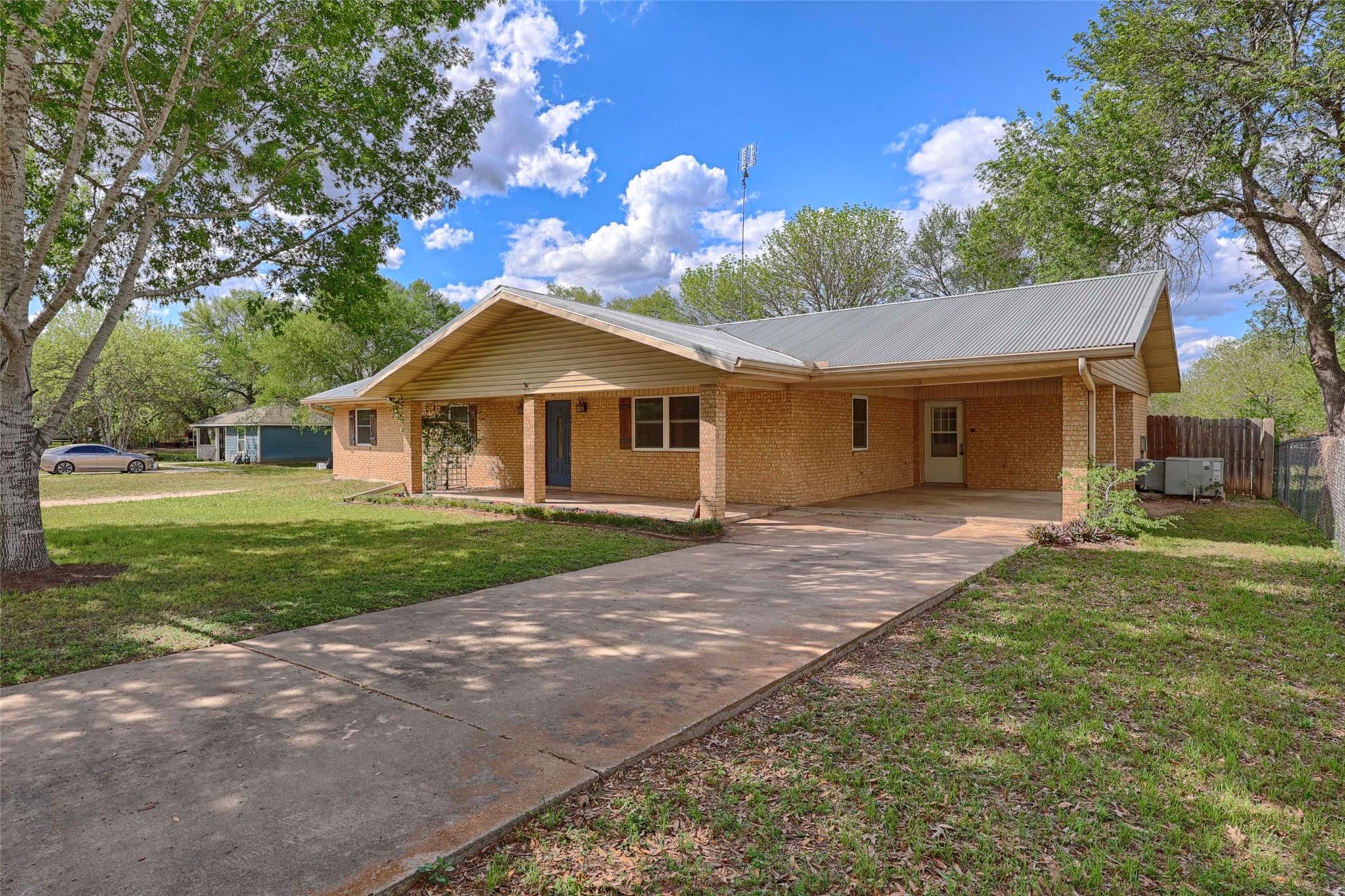 705 La Grange