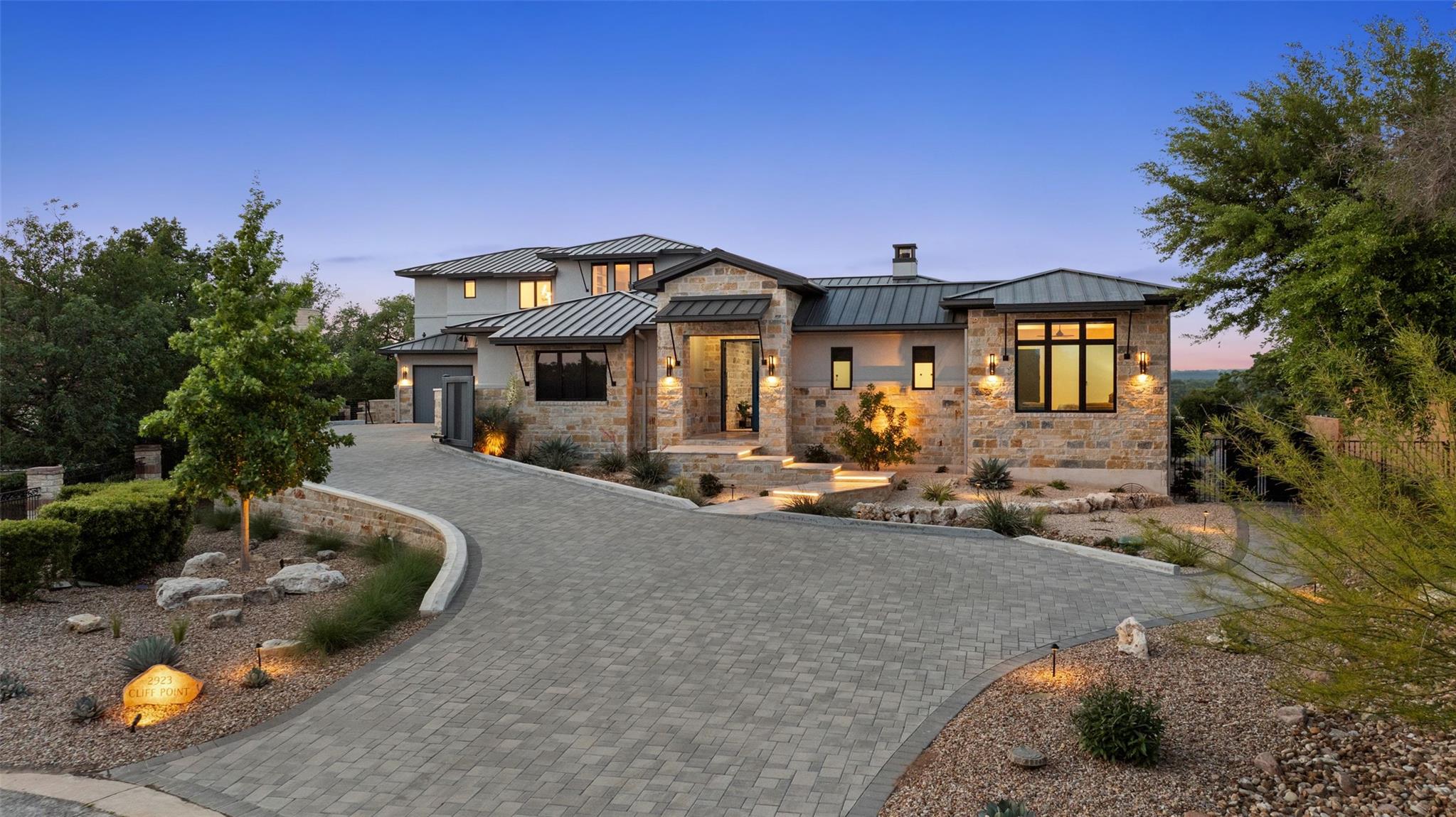 2923 Cliff