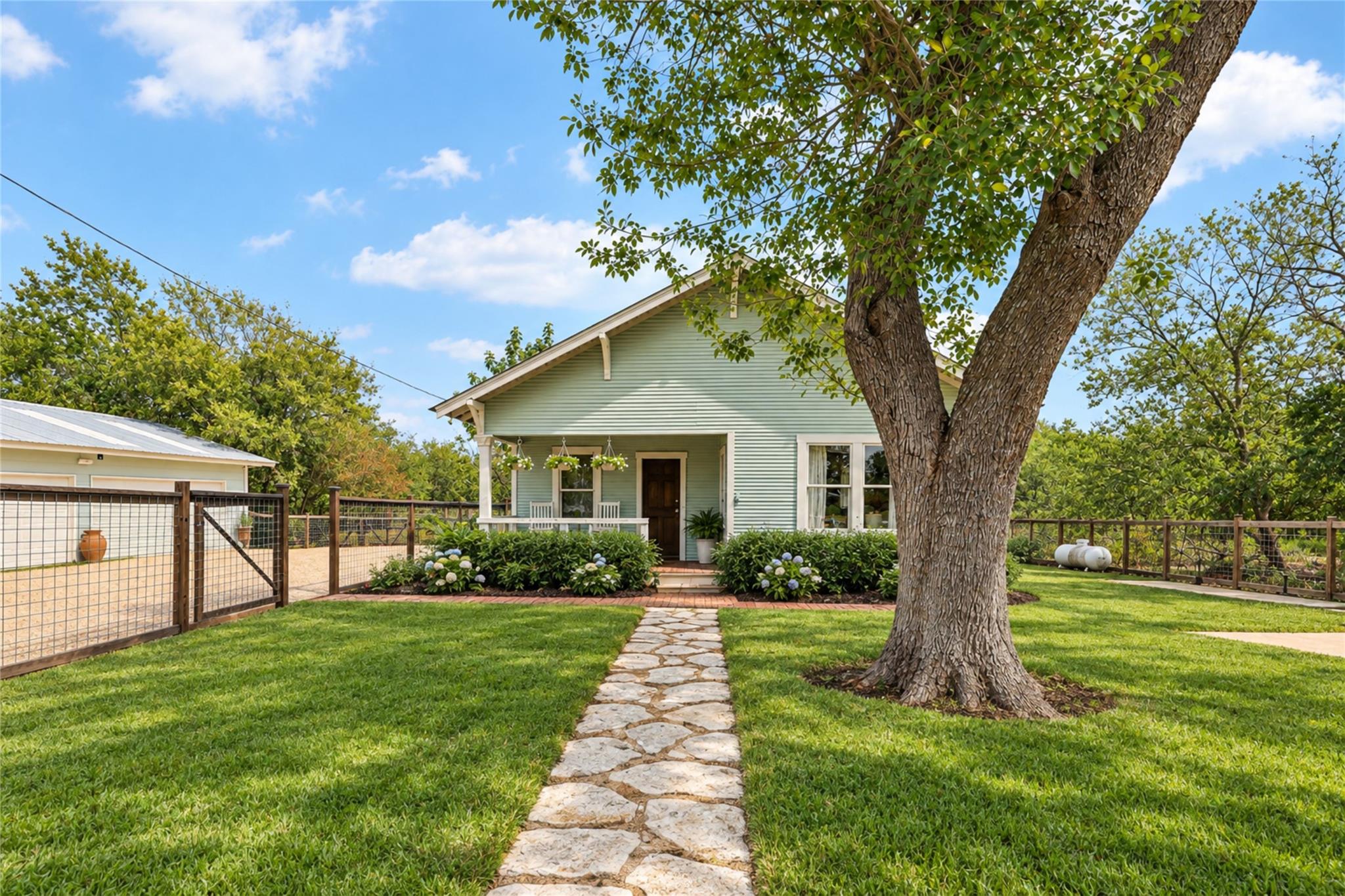 372 Old Lockhart